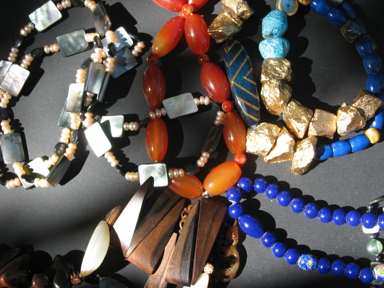 Desde siempre, me apasionan las gemas y los cristales. Fue mi madre la que me transmitió este amor. Con ella, descubrí la belleza, los poderes, las vibraciones de este inmenso regalo que nos hace Madre Tierra. A través de mi colección de joyas quiero honrar y transmitir este regalo para que podamos disfrutarlo.